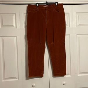 Bunt orange corduroy pants
